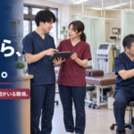 世代や経験の異なる施術スタッフが、接骨院内で知識や考え方を伝え合うイメージ